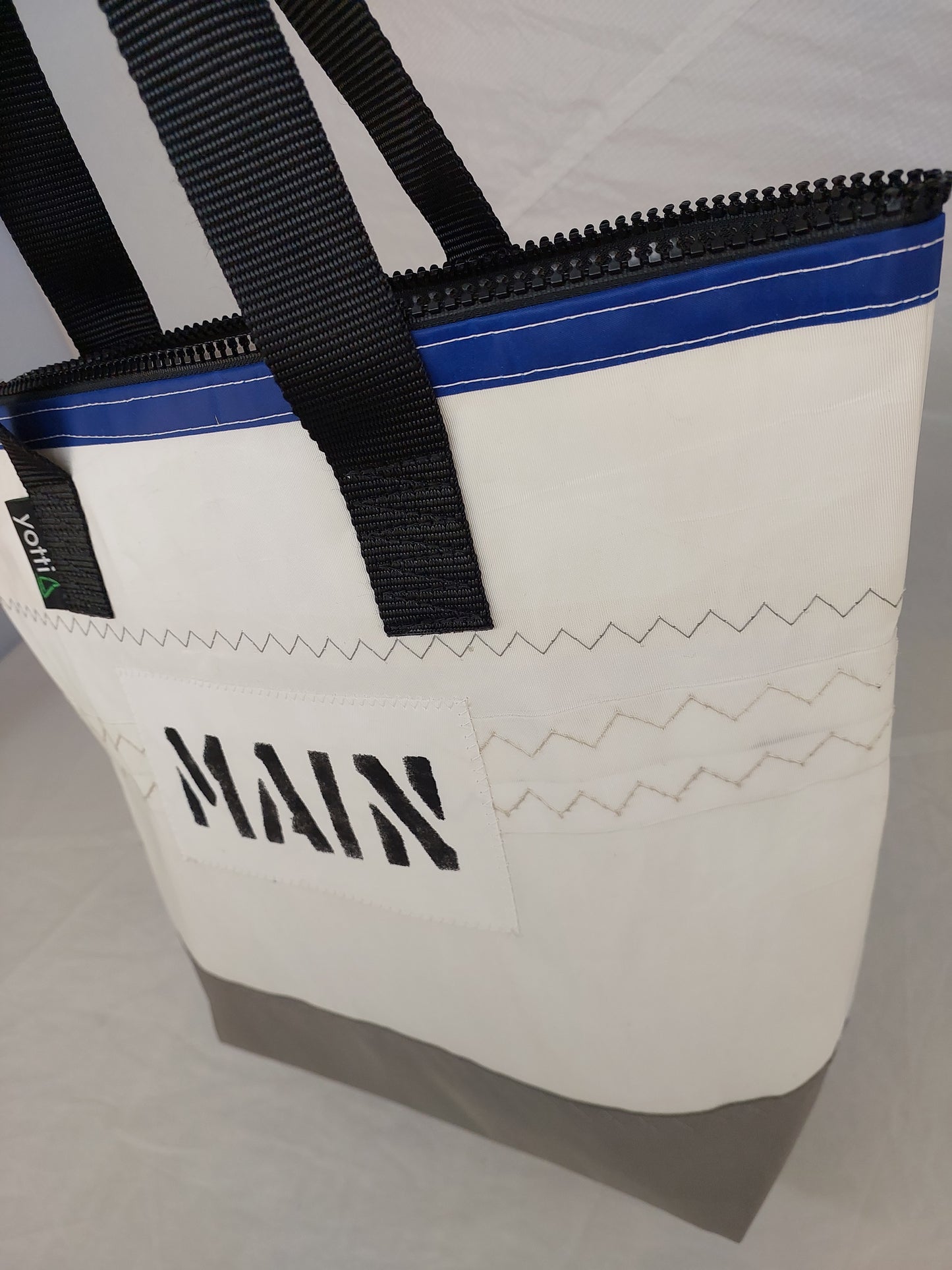 Main Zip Tote 773
