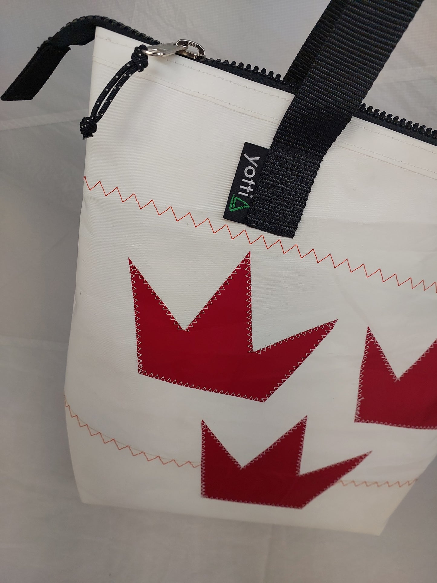 Triple Crown Zip Tote 814