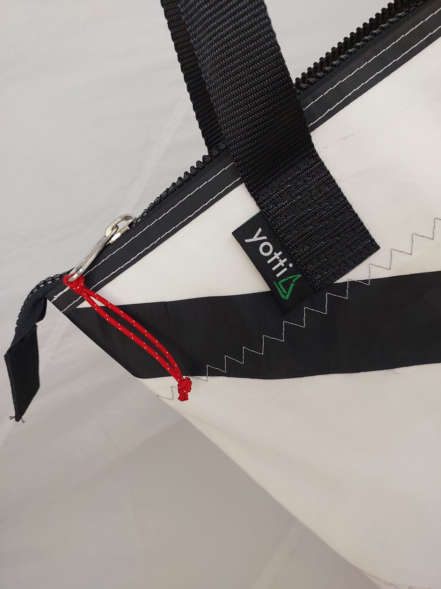 Reacher Zip Tote 754